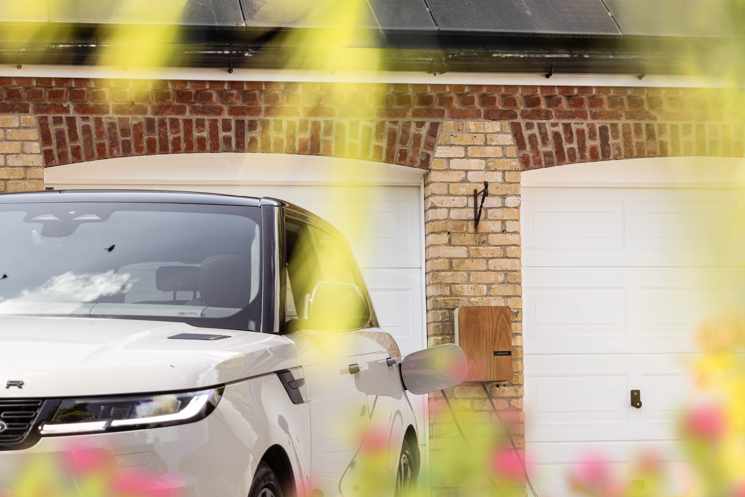 UK plug-in hybrid motorists waste £70.9 million annually by not utilising smart home chargers and tariffs Image